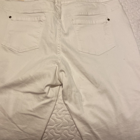 Plus size white Suko Capris… NWT. - Picture 3 of 4